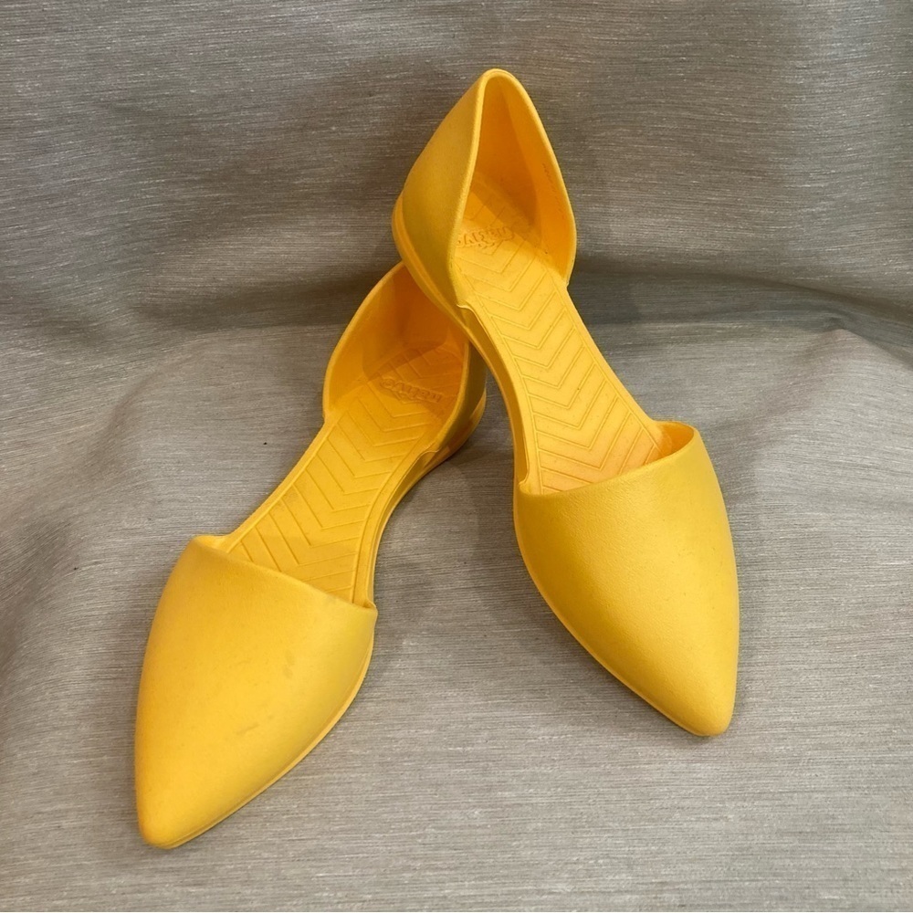 NATIVE Sz 8 Audrey Groovy Slip On Pointy Toe Cap in Yellow Flats